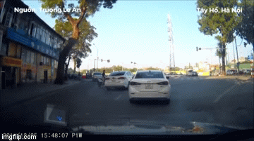 Video: Ôtô lách làn bất ngờ tông người phụ nữ ngã lăn giữa đường