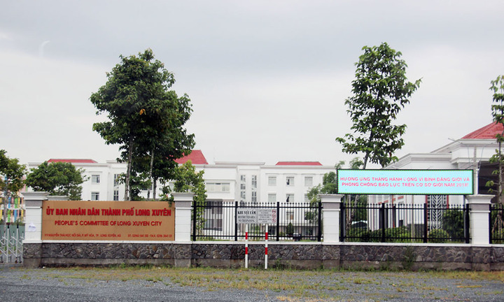 Vì sao Phó Chánh văn phòng Thành ủy Long Xuyên đi thi công chức?
