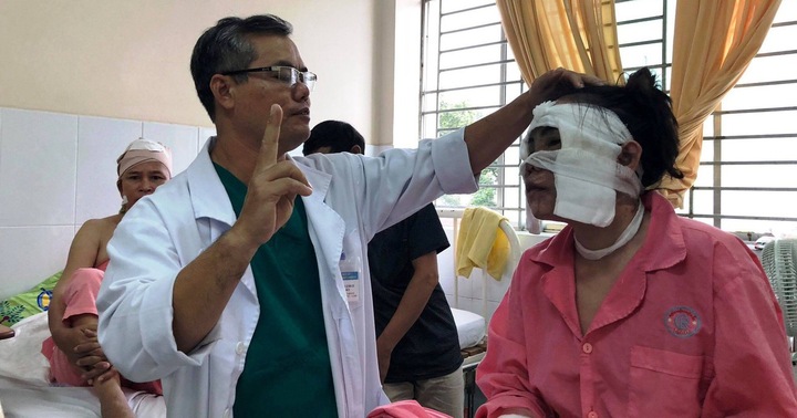 TP.HCM: Cô gái trẻ bị tạt axit hỏng 2 mắt trước đám cưới