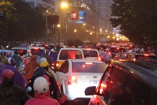 Hà Nội: Cám cảnh dòng người nhích từng chút về quê nghỉ Tết trong cơn mưa lạnh