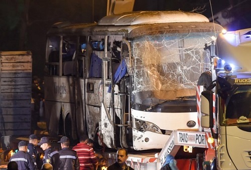 Hiện trường vụ xe chở du khách Việt Nam bị đánh bom ở Ai Cập: Mảnh kính khắp nơi, vết máu loang lổ