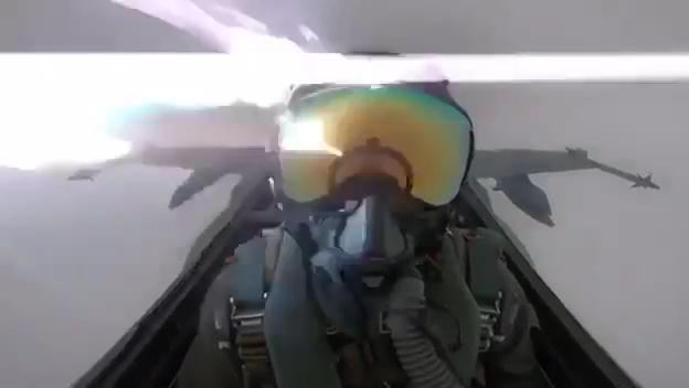 Video: Tia sét đánh trúng máy bay ném bom của không quân Kuwait