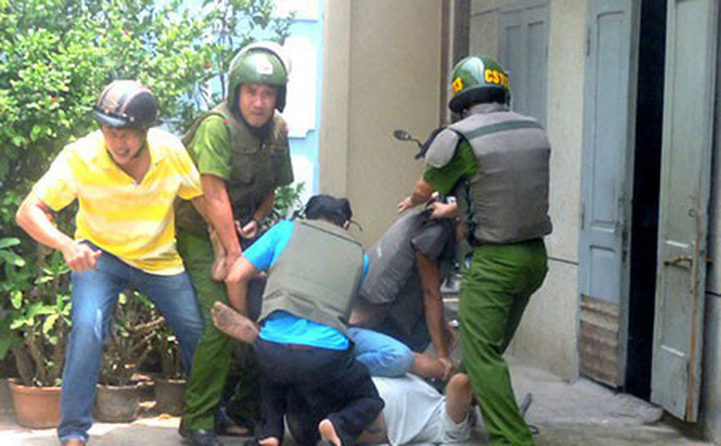 Nổ súng khống chế thanh niên 9X cầm dao tấn công cảnh sát