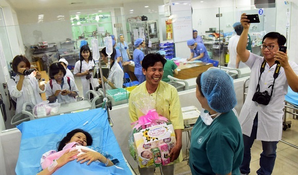 Vỡ òa hạnh phúc khoảnh khắc chào đón những công dân đầu tiên của Việt Nam 2019