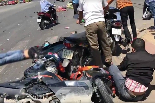 Xót xa những vụ tai nạn thảm khốc do ô tô đâm lao vào người đứng chờ đèn đỏ