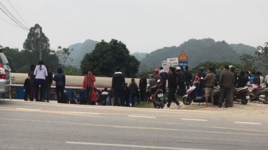 Tàu hỏa đâm ô tô 7 chỗ văng xa lộn vòng, 3 người cấp cứu