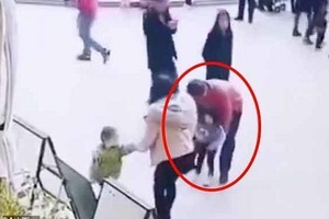 Video: Táo tợn bắt cóc bé gái 2 tuổi giữa ban ngày tại Trung Quốc