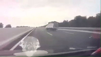 Video: Xe tải nổ lốp, 