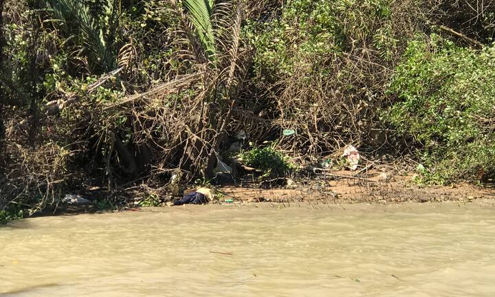 Đi đánh cá, bàng hoàng phát hiện thi thể người đàn ông tóc bạc trôi sông