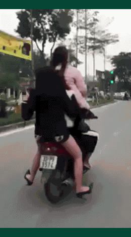 Video: Xe máy chở 4 cô gái phóng vun vút trên phố Hà Nội gây bức xúc