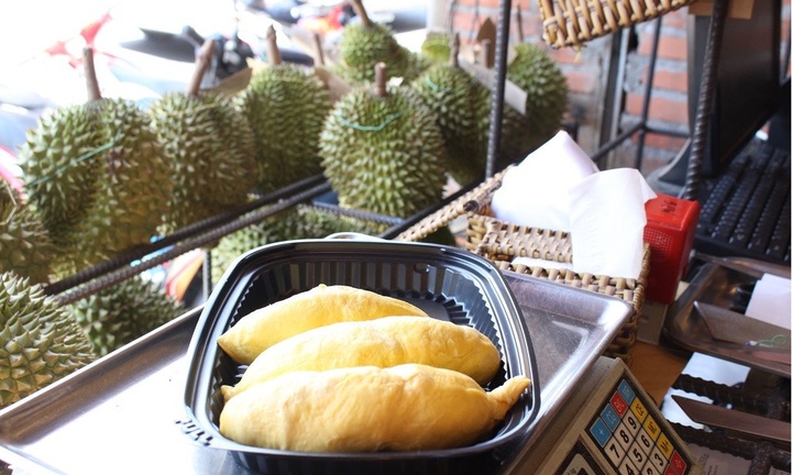 Sầu riêng 200 nghìn đồng/kg đắt gấp đôi bình thường, khách vẫn không ngại chi tiền thưởng thức