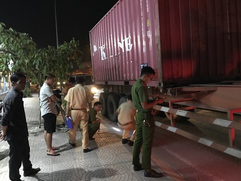 Người dân truy đuổi, bắt giữ tài xế xe container tông chết người rồi bỏ chạy