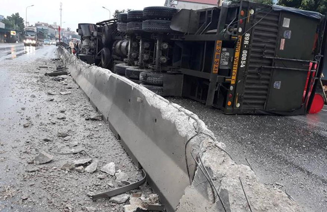 Thanh Hóa: Xe đầu kéo 'cày nát' dải phân cách rồi lật trên quốc lộ 1A do tài xế ngủ gật