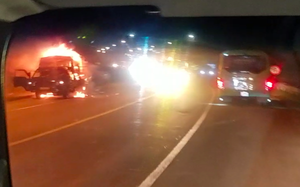 Xe tải bỗng nhiên bốc cháy trên đường dẫn vào hầm Hải Vân