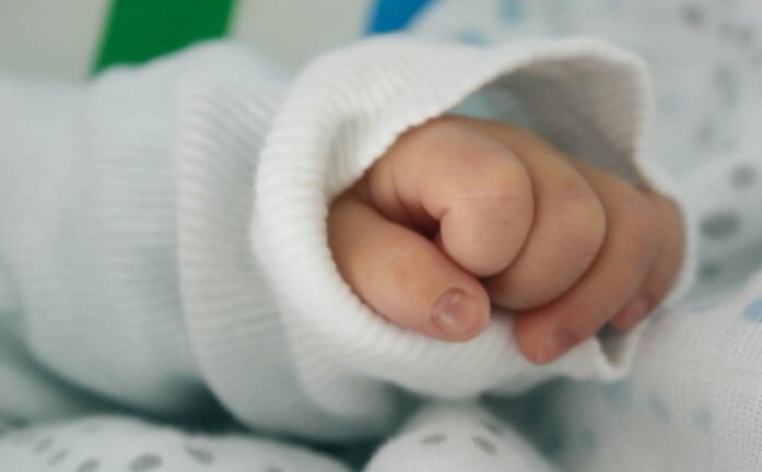 Malaysia: Bắt bảo mẫu hành hạ bé trai 9 tháng tuổi suýt chết