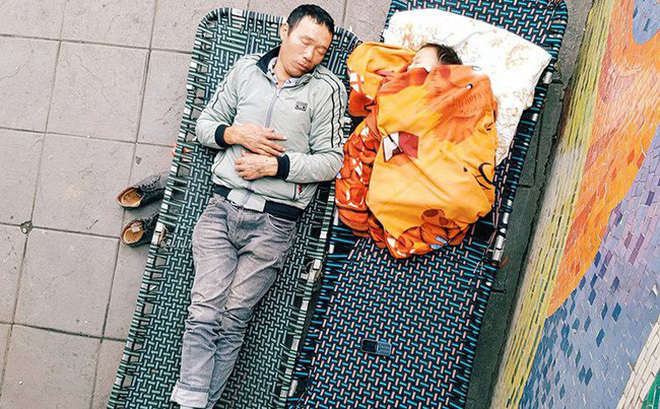 Xúc động mạnh trước hình ảnh cha nhường chăn cho con nhỏ ngủ ngon lành trên vỉa hè Hà Nội