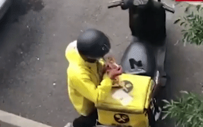 Clip: Nhân viên giao hàng lén ăn vụng đồ ăn của khách rồi