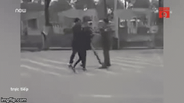 Video: Nhân viên an ninh sân bay bị 'cò' taxi đánh gãy 4 răng cửa