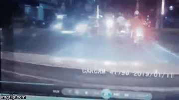 Video: Mải mê lướt net trên đường, cô gái bị cướp điện thoại trong