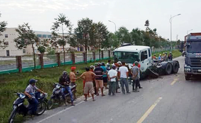 Phú Quốc: Hiệu trưởng phải đi cấp cứu do bị xe đầu kéo tông gần cổng trường