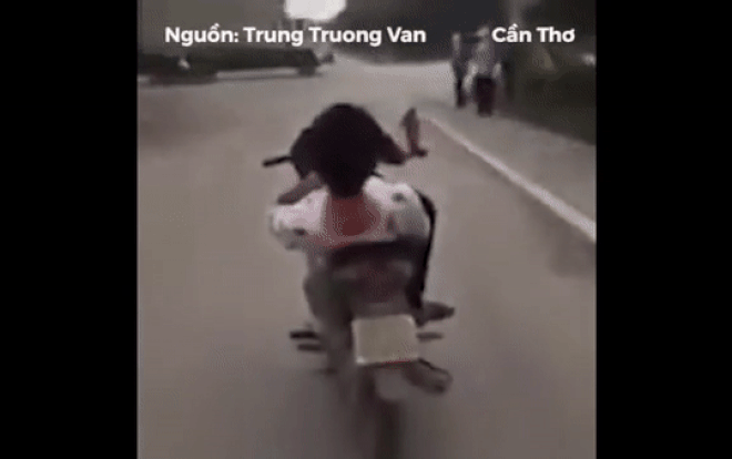 Video: Khiếp vía xem thanh niên nằm ngửa, lái xe máy bằng một chân bon bon trên đường