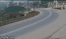 Clip: Hàng loạt xe máy liên tục gặp nạn tại 