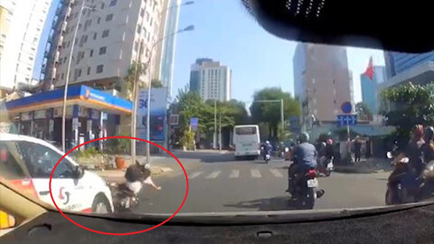 Video: Tạt đầu ô tô, nữ 