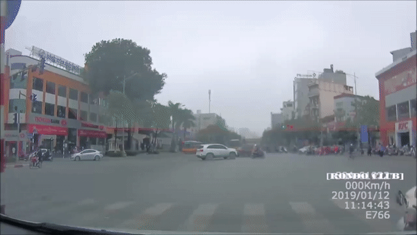 Video: Nữ ninja sang đường bất cẩn khiến con trai ngã sõng soài trên đường