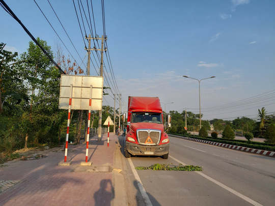 Đi rút tiền lương mua quần áo cho con, 2 vợ chồng bị xe container cán tử vong