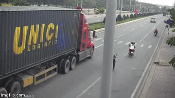 Video: Cú hích tử thần và 2 giây chạm mặt thần chết của cả gia đình khiến người xem rùng mình