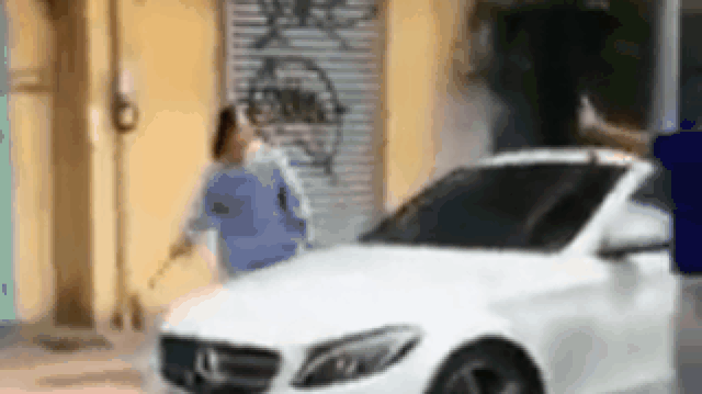 Tin tức thời sự 24h mới nhất ngày 18/1/2019: Vì sao cụ bà 67 tuổi dùng búa đập phá xe sang Mercedes-Benz 2 tỷ