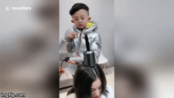 Video: Đứng hình trước khả năng làm tóc chuyên nghiệp của cậu bé 6 tuổi