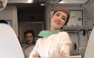 Video: Nữ tiếp viên xinh đẹp múa trên máy bay khiến dân mạng truy lùng