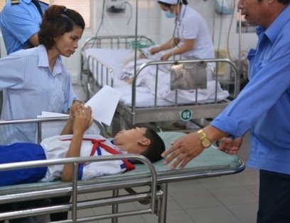 Sau bữa ăn tại trường tiểu học, 50 học sinh phải nhập viện cấp cứu