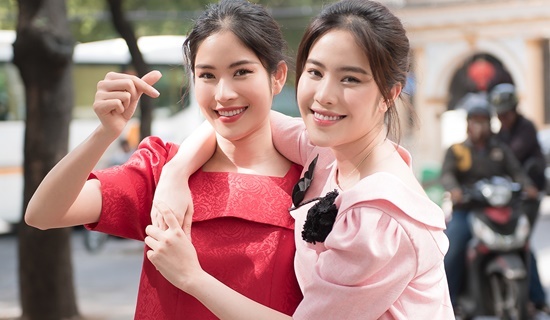 Chị em Nam Anh - Nam Em khoe nhan sắc rạng rỡ xuống phố mùa xuân