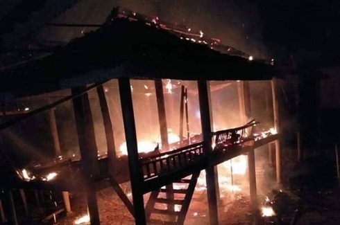 Chồng say rượu, phóng hỏa thiêu rụi căn nhà sàn 2 tầng