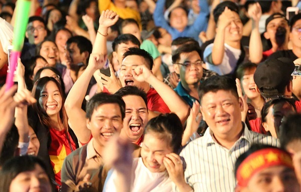 Hàng triệu CĐV vỡ òa hạnh phúc, đổ ra đường mừng đội tuyển Việt Nam lập kỳ tích tại Asian Cup 2019