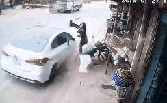 Video: Khoảnh khắc chạm mặt