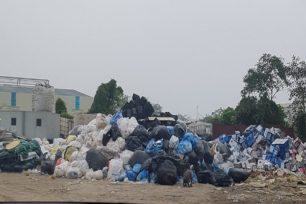 Vấn nạn môi trường (Bài 2): Kho chất thải nguy hại cách nhà dân đúng một bức tường