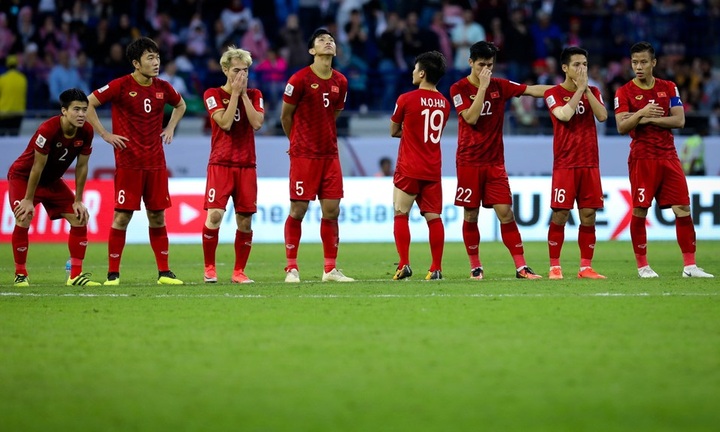 Vì sao Quang Hải quay lưng khi Bùi Tiến Dũng tung cú sút lịch sử “kết liễu” Jordan?