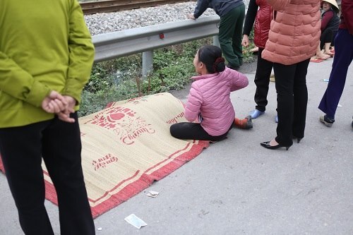 Vụ tai nạn Hải Dương: Buốt lòng cảnh người thân khóc ngất bên thi thể 8 nạn nhân trong chiều đông lạnh