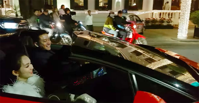 Video: Ca sĩ Tuấn Hưng lái xe 25 tỷ chở vợ 
