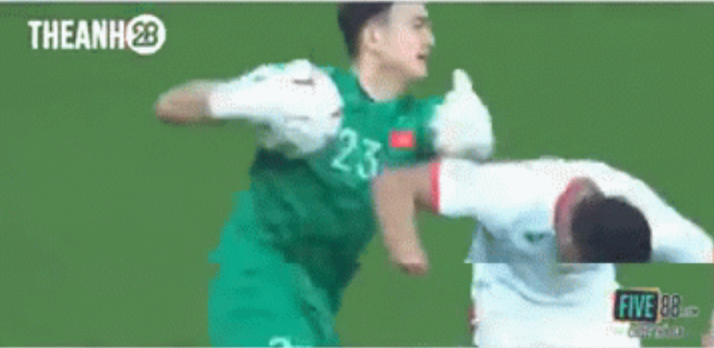 Video: Đặng Văn Lâm vỗ lưng khiến cầu thủ Jordan ngã “sấp mặt” gây “sốt” cộng đồng mạng 