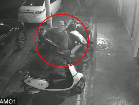 Video: Tên trộm thản nhiên vào tận nhà, dắt xe máy như chỗ không người