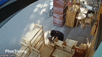 Video: Cú giật điện thoại nhanh như tia chớp khiến chủ nhân 