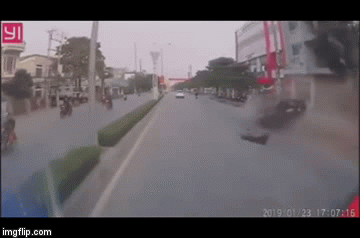 Video: Taxi luồn lách với tốc độ khủng khiếp rồi lật ngửa, xoay vòng vòng trên đường như phim hành động