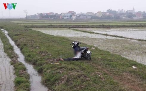 Nam thanh niên chết gục trên xe máy ở giữa cánh đồng