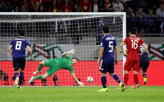 Nhiều nhà báo nước ngoài phản đối tình huống VAR dẫn đến bàn thua của Việt Nam