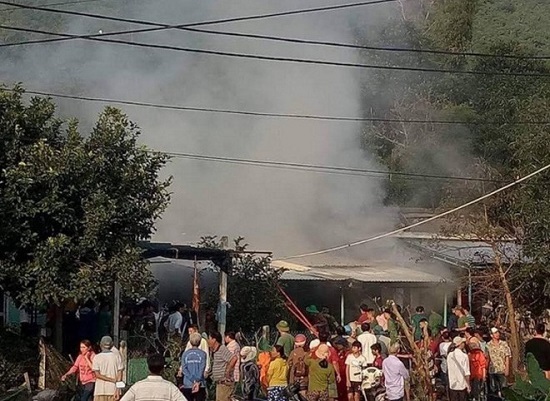 Quầy tạp hóa bất ngờ bốc cháy dữ dội, bé gái 3 tuổi tử vong