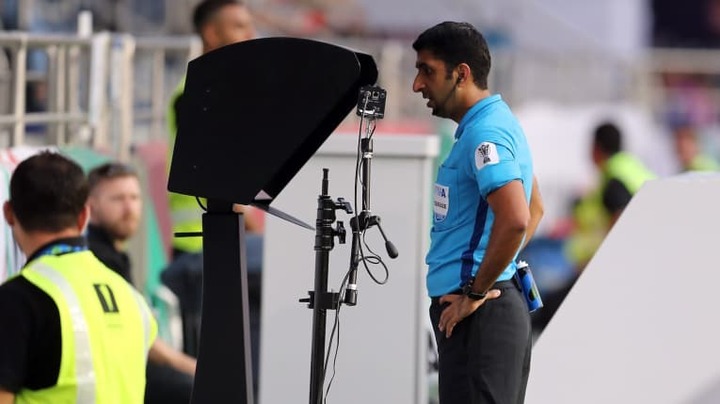 Trọng tài gây bão trận Việt Nam vs Nhật Bản từng mắc sai lầm khó tin ở World Cup 2018